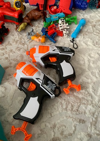 Çok Renkli Oyuncak Silahlar ve Figür Seti - Görsel 4