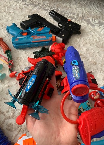 Çok Renkli Oyuncak Silahlar ve Figür Seti - Görsel 2