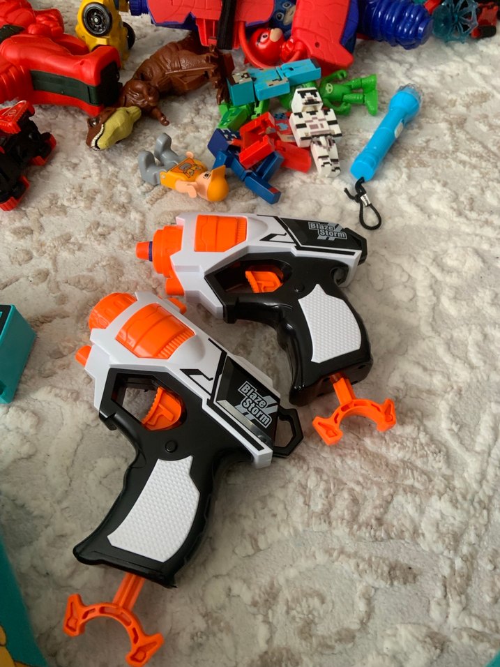 Çok Renkli Oyuncak Silahlar ve Figür Seti - Görsel 4