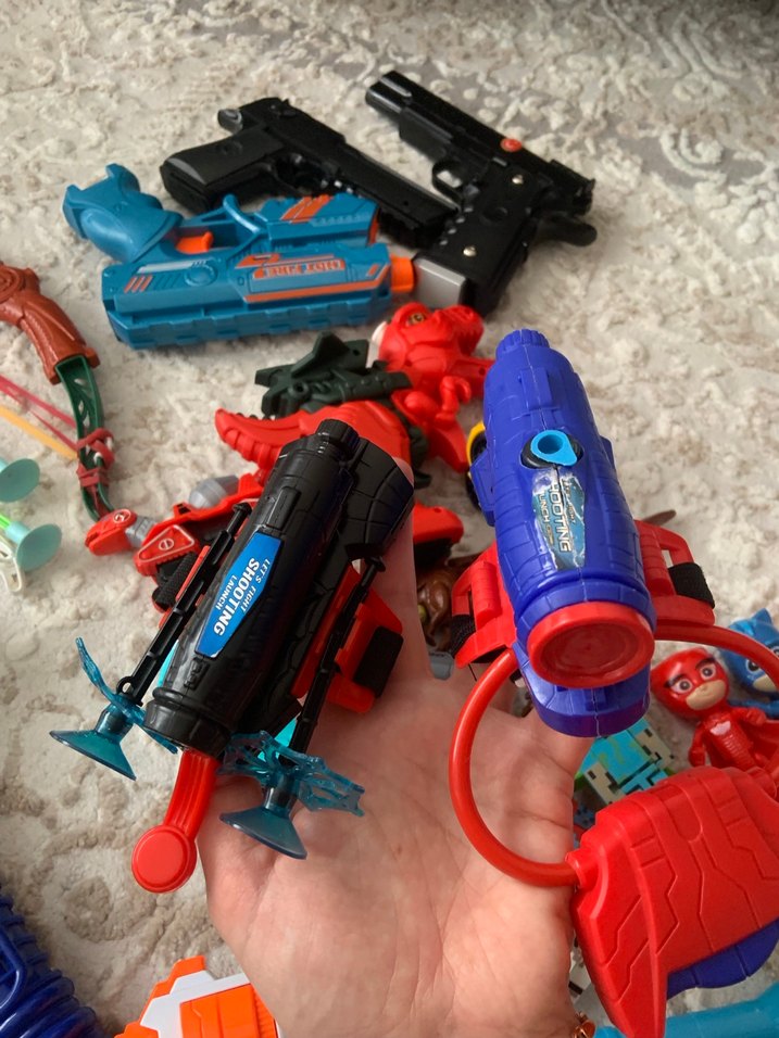Çok Renkli Oyuncak Silahlar ve Figür Seti - Görsel 2