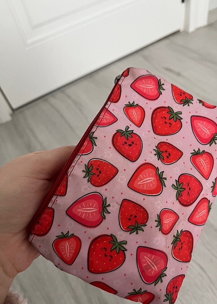 Çilekli makyaj çantası - Görsel 4