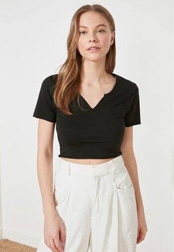 Siyah Crop Yaka Detaylı Örme T-Shirt