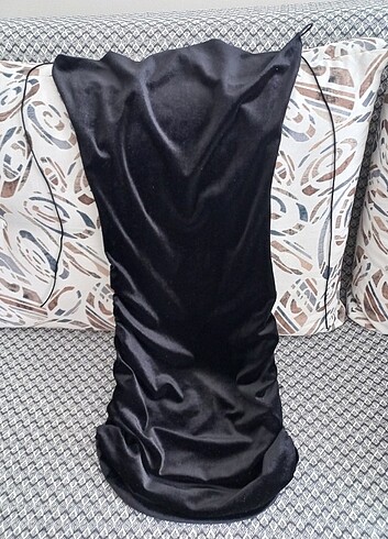 32 Beden siyah Renk İp askılı dekolteli kadife elbise