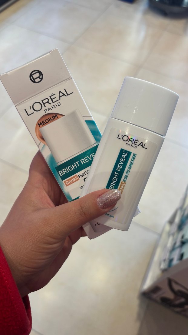 L'Oréal Bright Reveal Renkli Güneş Kremi SPF 50 Medium - Görsel 3
