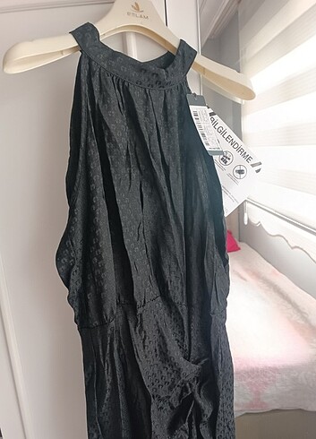 Siyah Jakarlı yırtmaçlı elbise