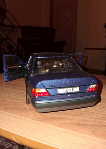Siyah Mercedes 500 E Diecast Norev marka 1:18 model araba