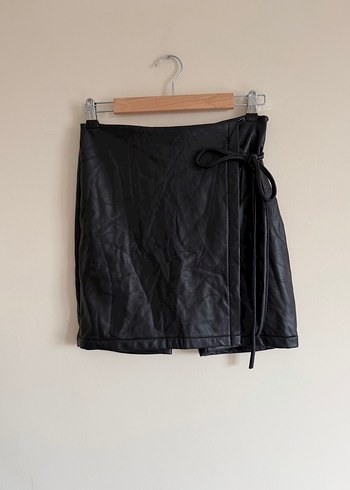 İçi Peluş Bağlama Detaylı Deri Şort Etek - Görsel 2