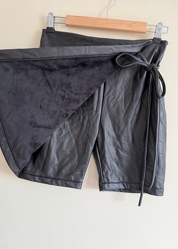 İçi Peluş Bağlama Detaylı Deri Şort Etek - Görsel 4