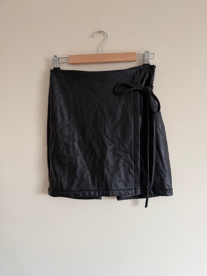 İçi Peluş Bağlama Detaylı Deri Şort Etek - Görsel 2