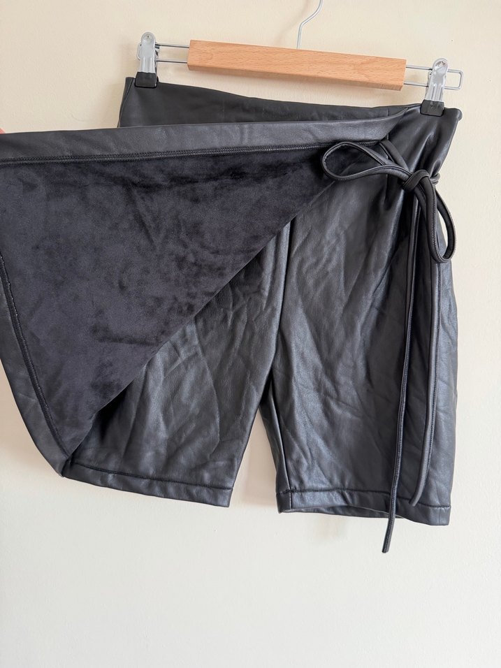 İçi Peluş Bağlama Detaylı Deri Şort Etek - Görsel 4