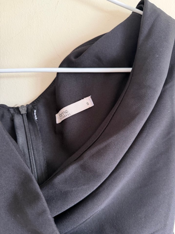 Kruvaze Yaka Omuzları Büzgülü Mini Elbise - Görsel 4