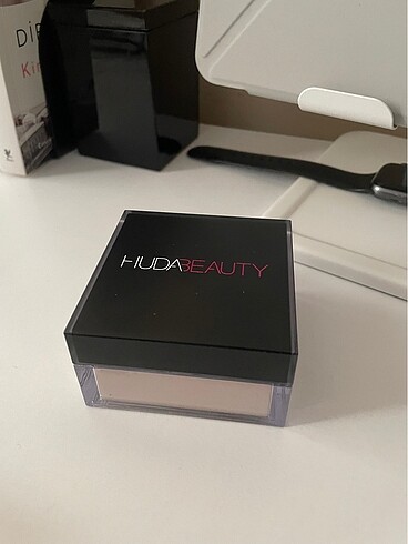 Huda Beauty Pudra