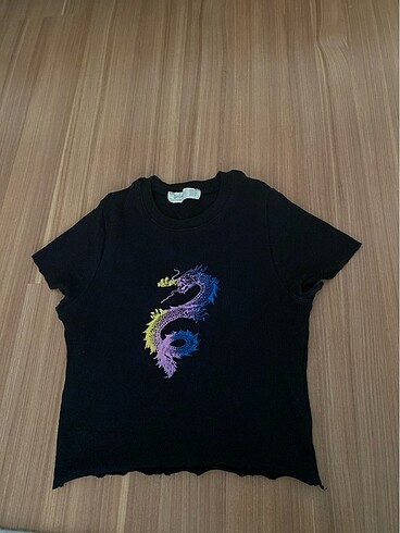 Siyah ejderha desenli crop