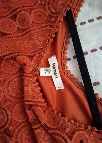 Dantel işlemeli midi boy v yaka elbise - Görsel 2