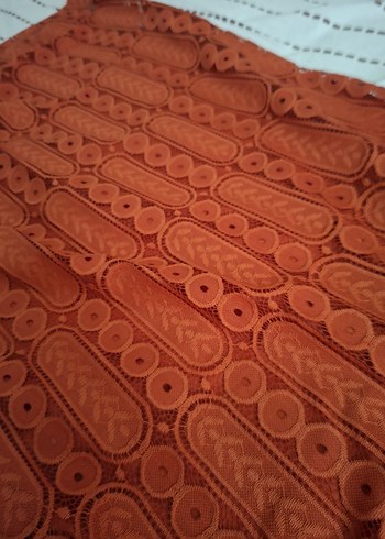 Dantel işlemeli midi boy v yaka elbise - Görsel 3