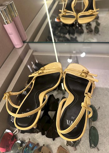 36 Beden Zara Sarı Sandalet