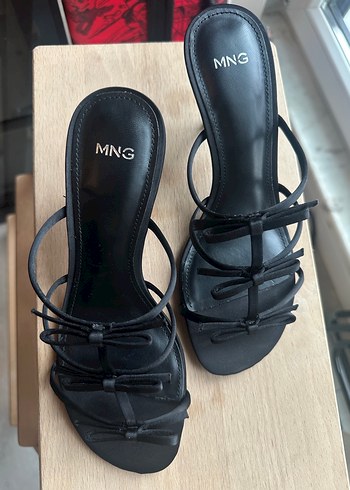 MNG Siyah Kısa Topuklu Sandalet