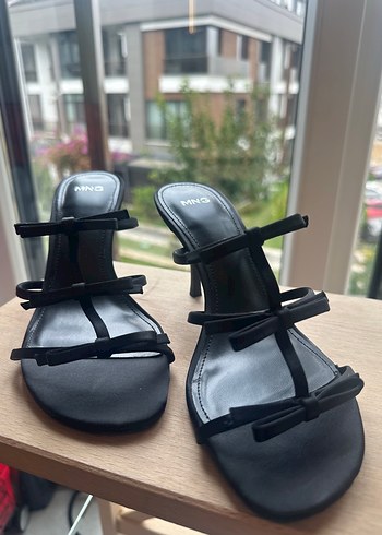 36 Beden MNG Siyah Kısa Topuklu Sandalet