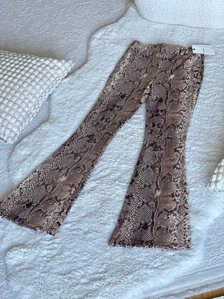 Detaylı Yılan Desenli Kadın İspanyol Paça Pantolon - Görsel 3