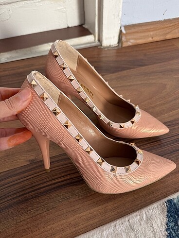 Zımbalı stiletto