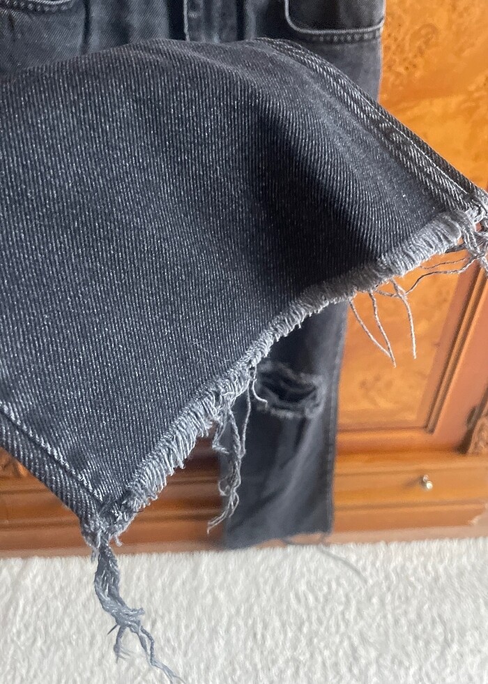 Az giyilmiş yırtık kot - Görsel 3