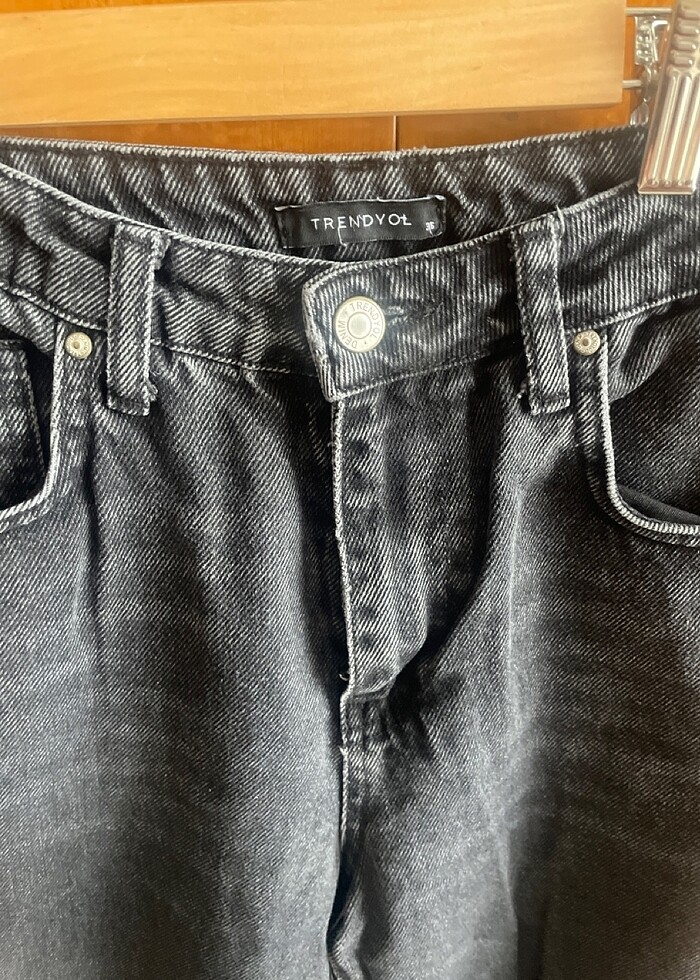 Az giyilmiş yırtık kot - Görsel 2