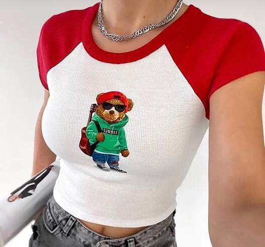Gitarlı Ayıcık Baskılı Kırmızı Beyaz Crop Tişört
