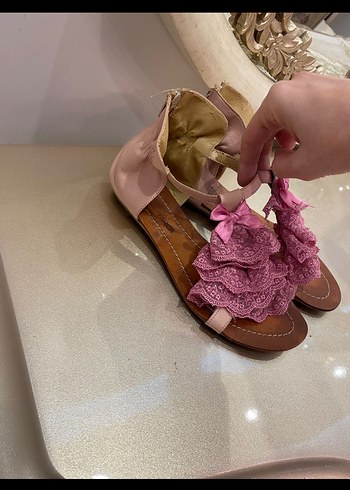 Pembe Fırfırlı Dolgu Topuklu Bohem Sandalet