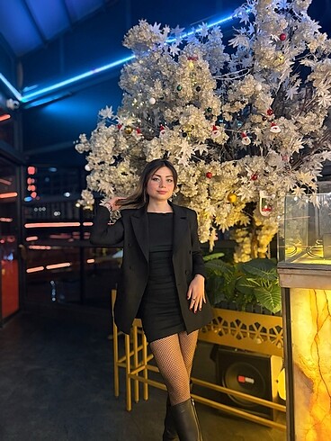 Sırtı pencere detaylı yanları büzgülü elbisee
