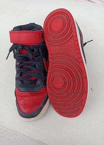 37 Beden kırmızı Renk Orjinal Nike marka spor ayakkabı.