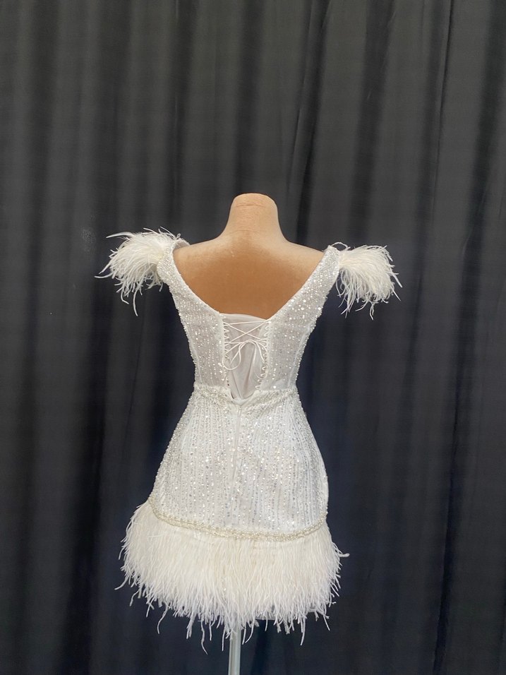 Tüy Detaylı Mini V Yaka Beyaz abiye - Görsel 3