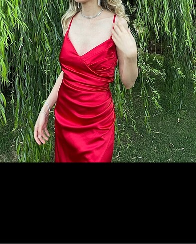 Kırmızı saten elbise