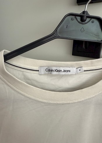 Calvin Klein Krem tonlarında Kadın Crop Tişört