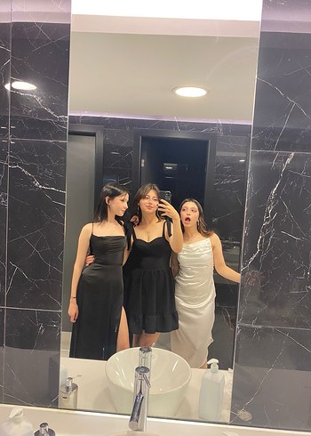 Siyah Uzun Saten Arkası açık elbise - Görsel 3