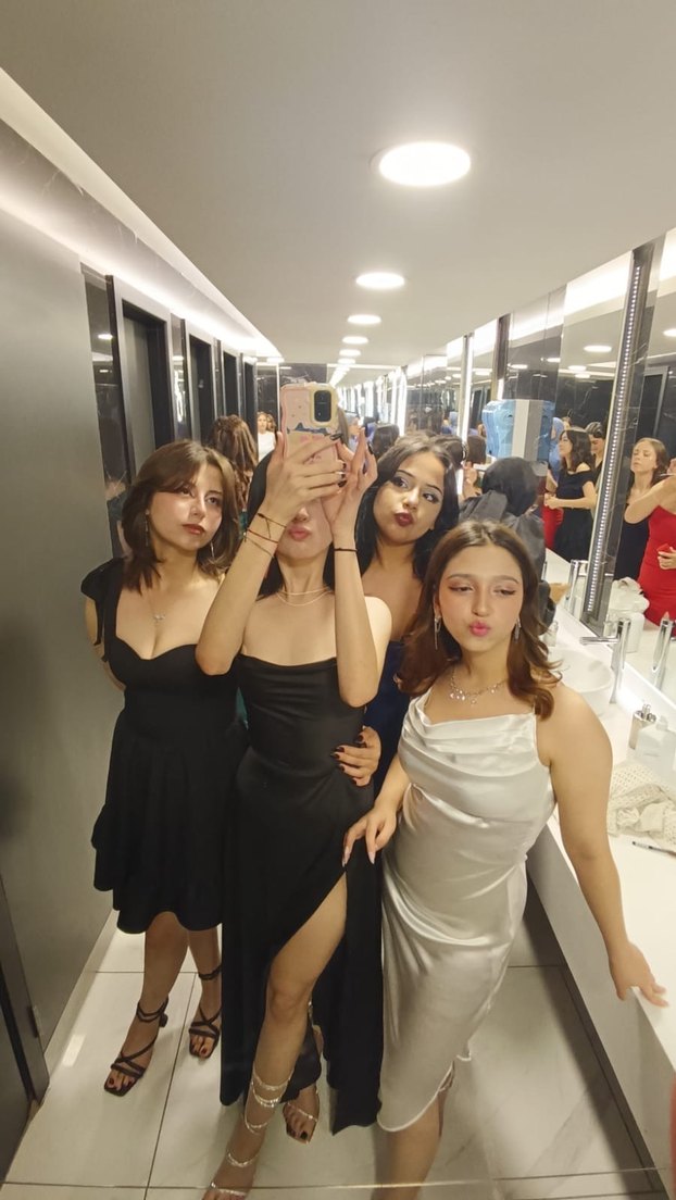 Siyah Uzun Saten Arkası açık elbise - Görsel 4