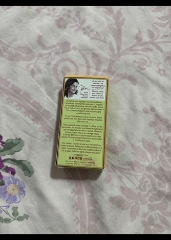 Beden Pixi by Petra On-the-Glow Superglow Parlatıcı Stick