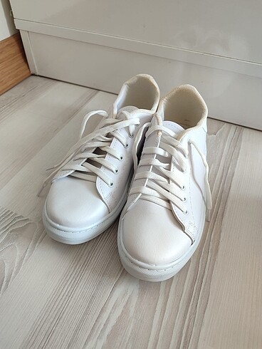Beyaz spor ayakkabı kadın hiç giyilmedi sadece etiketi yok :)