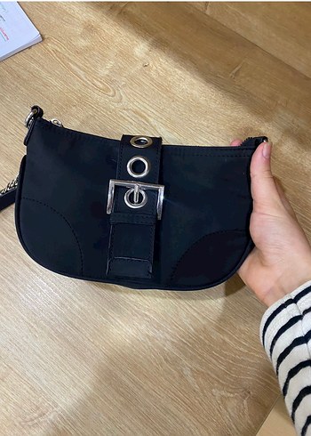 Bershka Siyah Zincirli Capraz Canta