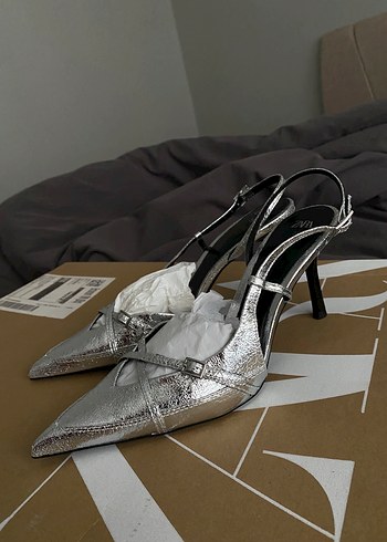 39 Beden Gri Yılan Desenli Tokalı Stiletto