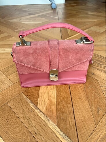 Pembe çanta