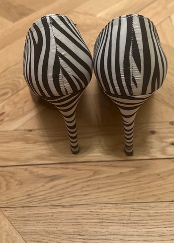 37 Beden beyaz Renk Beyaz Zebra Desenli Tokalı İpekyol Stiletto