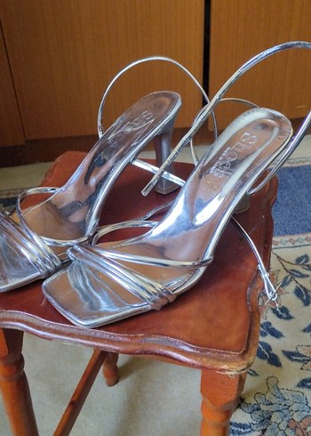 Parlak Gri Stiletto Topuklu Kadın Ayakkabı
