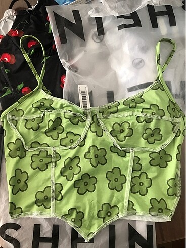 Yesil cicekli crop top
