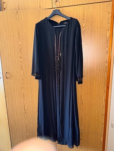Siyah taşlı ve boncuklu uzunkollu abiye elbise