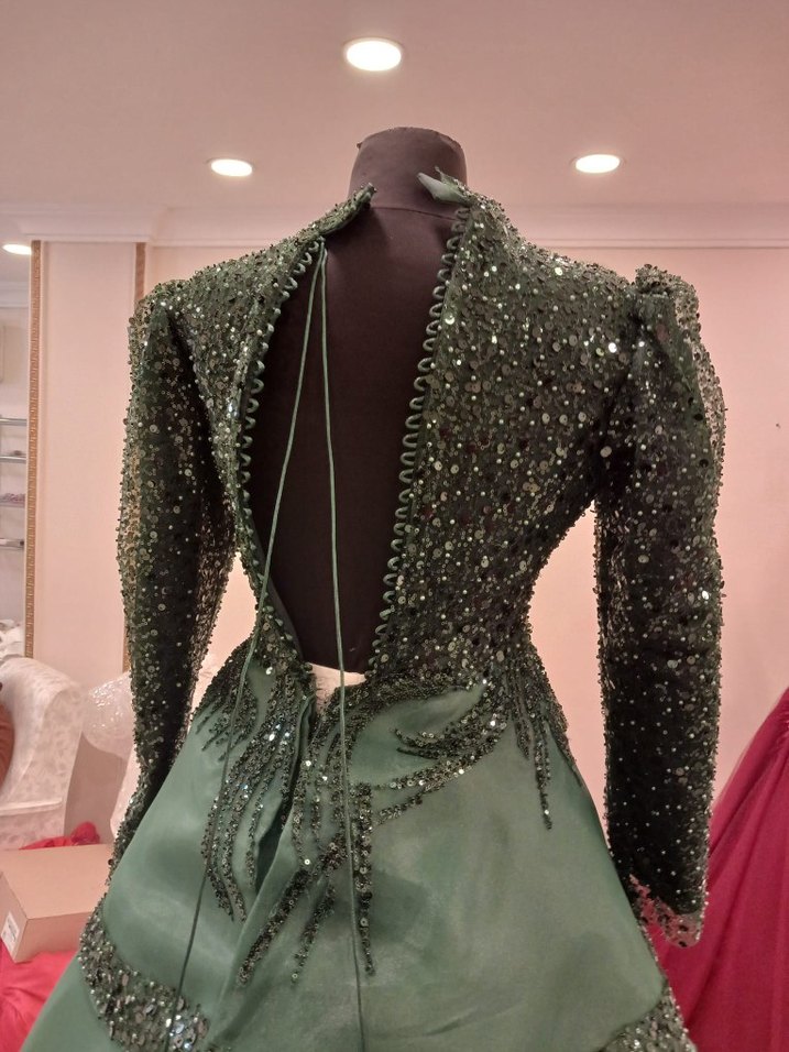 Uzun Yeşil İşlemeli Düğün Elbisesi - Görsel 3