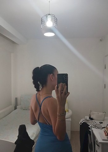 Mavi üste oturan elbise - Görsel 3