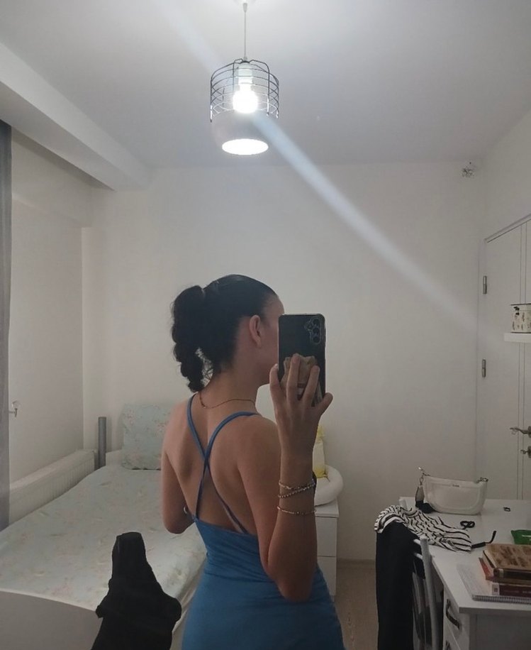 Mavi üste oturan elbise - Görsel 3