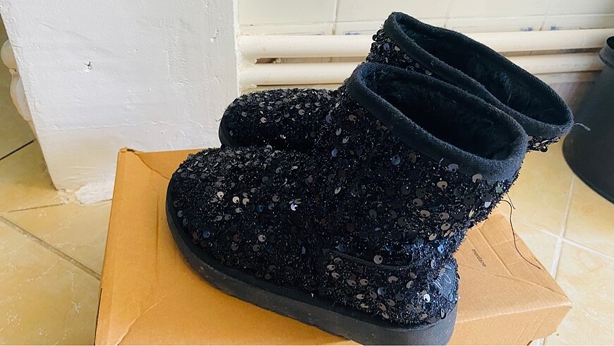 37 Beden Taşlı ugg
