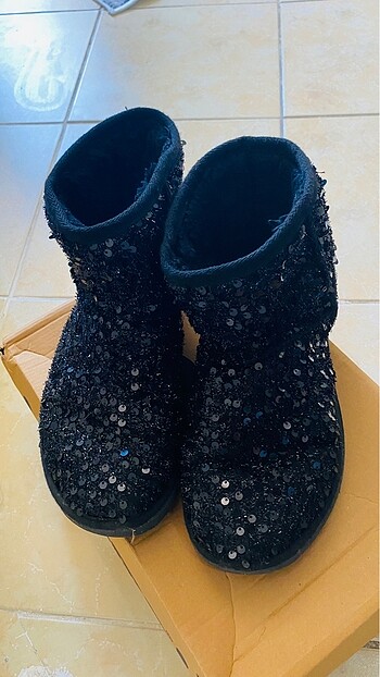 Taşlı ugg