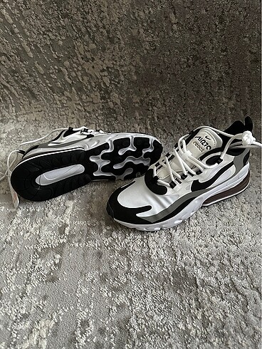 Nike React 270